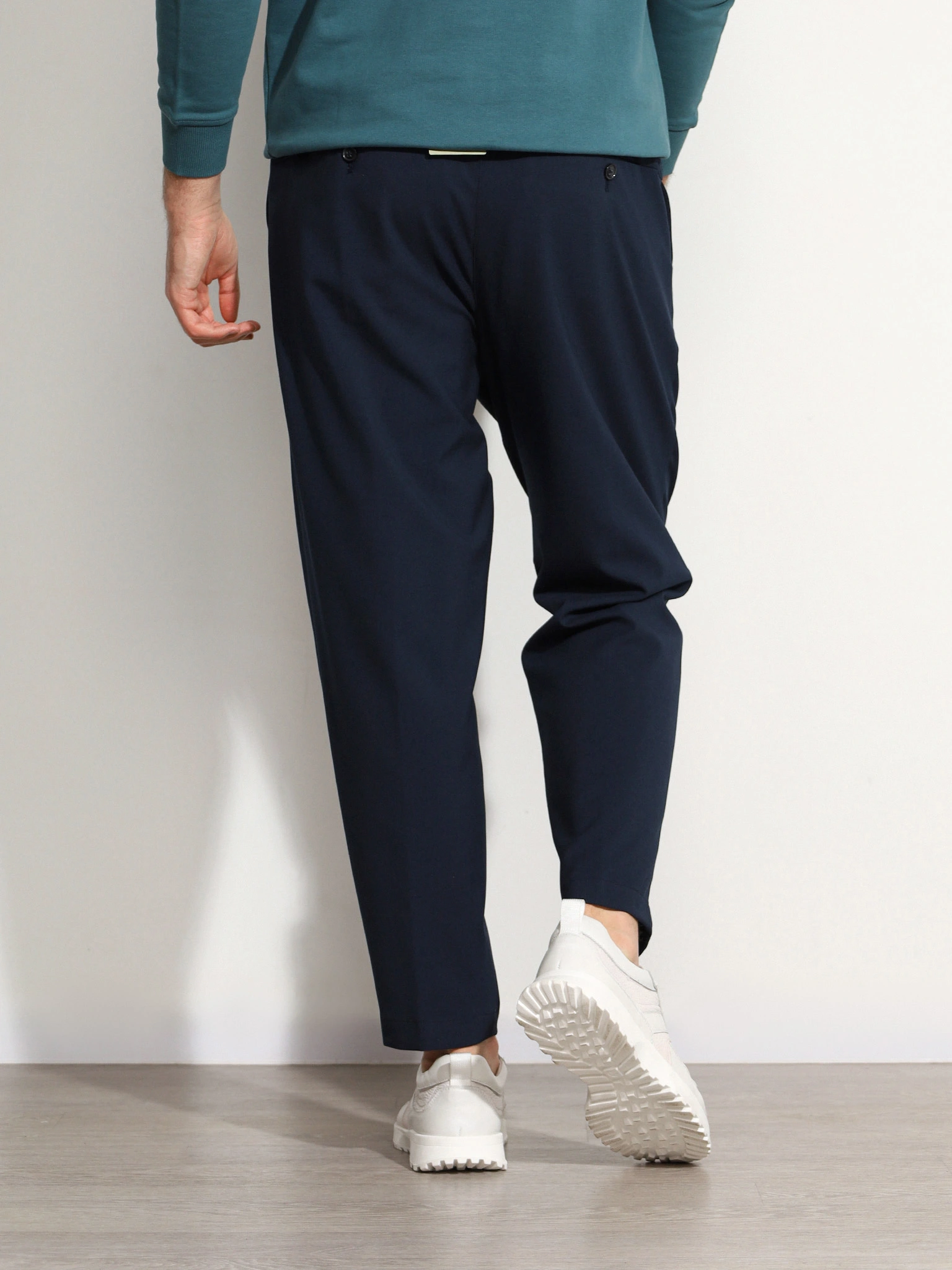 Брюки бежевого цвета прямого кроя без застежки